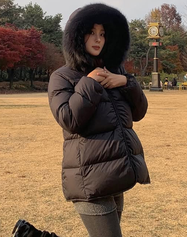 헤지스 여성 [폭스FUR][구스다운]차콜그레이 탈착 카라 하프 중량다운 점퍼 차콜 그레이 착용컷