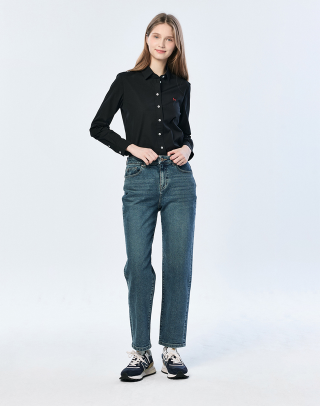 헤지스 여성 [테이퍼드핏]다크블루 에센셜 데님 팬츠 진한 블루 착용컷