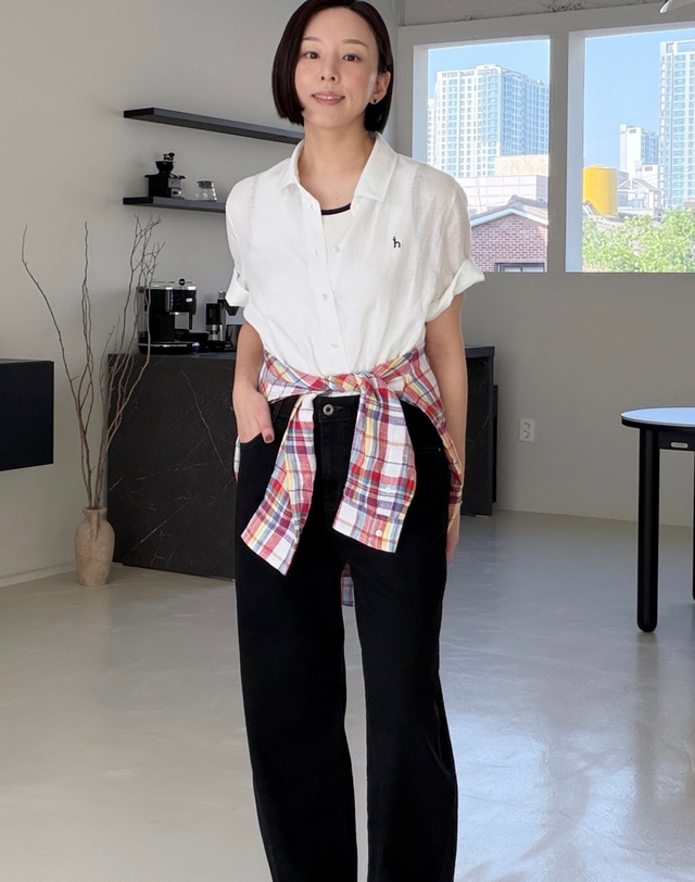 헤지스 여성 커브드 배럴핏 데님 팬츠 블랙 착용컷