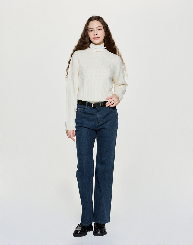 헤지스 여성 [캐시미어]아이보리 케이블 긴소매 스웨터 착용컷