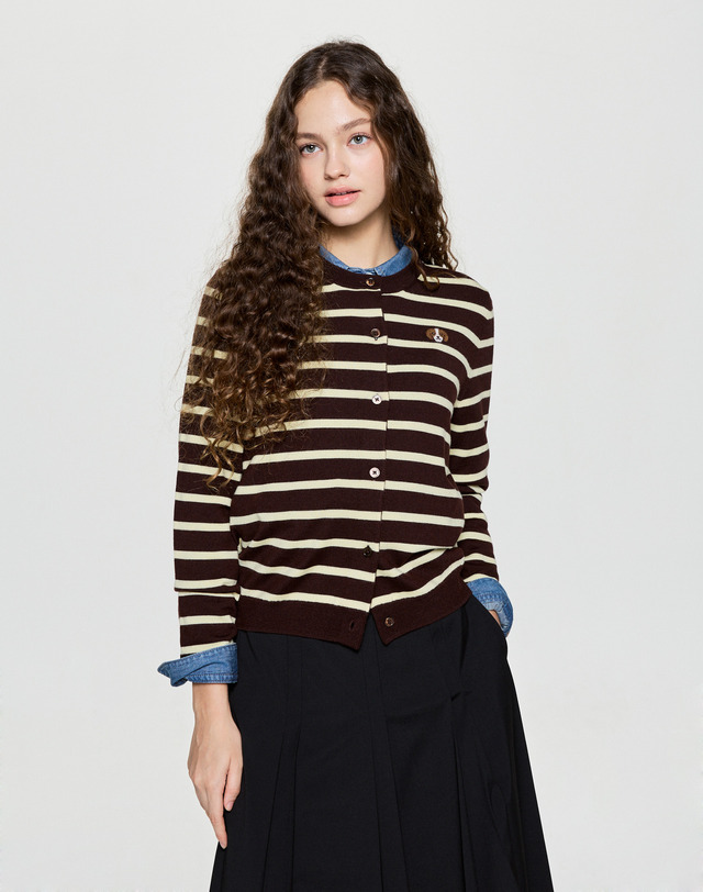 헤지스 여성 [HAZZYS HARRY]브라운 스트라이프 해리 긴소매 가디건 착용컷