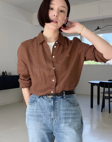 헤지스 여성 · [시즌오프][김민아PICK][아이코닉] 레귤러핏 썸머 린넨 셔츠 브라운 · [26SS] · 스토어 상품 이미지