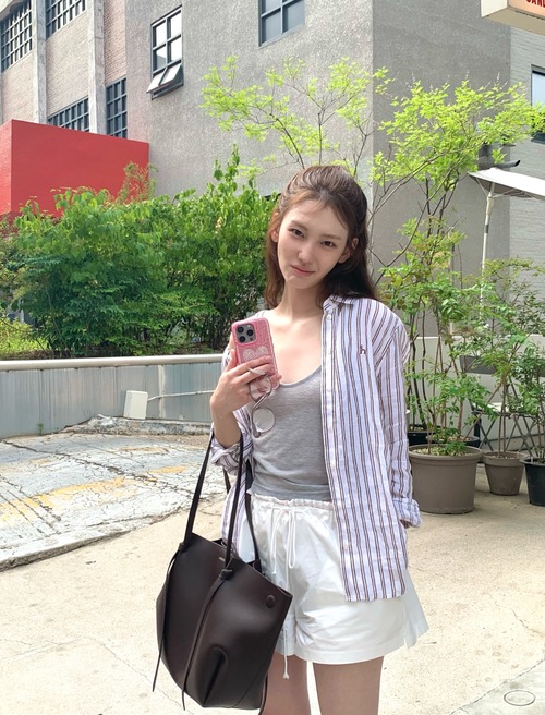 네이비 코디 | 단정한 감청색 스타일 — 네이비 코디가 칙칙하거나 딱딱해 보였다면 배색과 톤부터 봐야 합니다. 네이비의 단정·신뢰  · The Guide