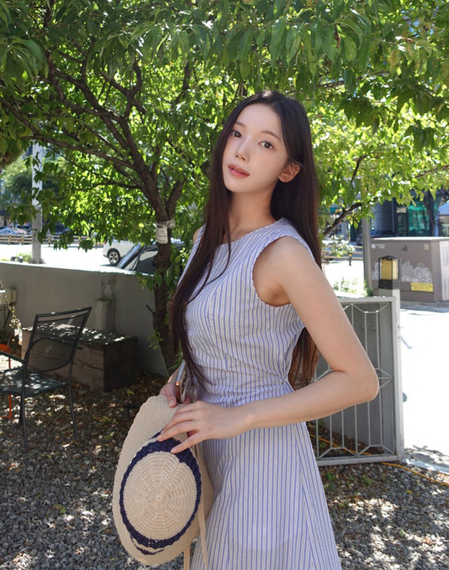 헤지스 여성 시어서커 슬리브리스 원피스 스트라이프 블루 착용컷