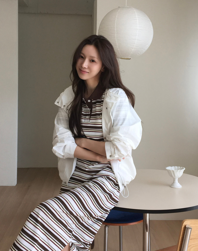 헤지스 여성 멀티 스트라이프 카라 원피스 카키 착용컷