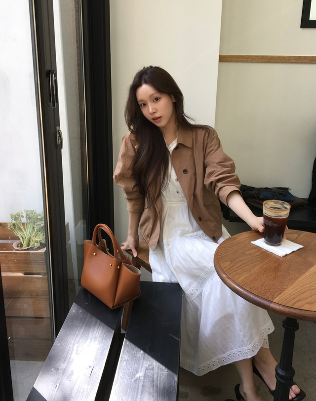 헤지스 여성 경량 헤링턴점퍼 카멜 캐멀 착용컷