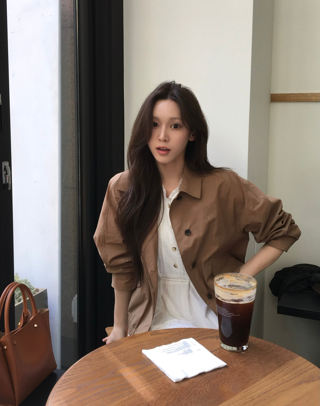헤지스 여성 경량 헤링턴점퍼 카멜 캐멀 착용컷