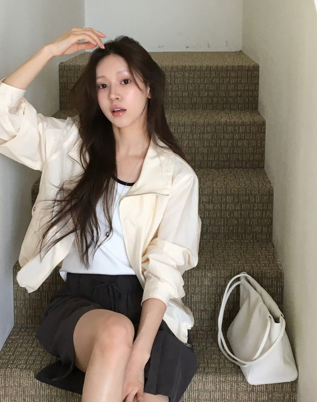 헤지스 여성 경량 린넨혼방 숏 점퍼 크림 착용컷