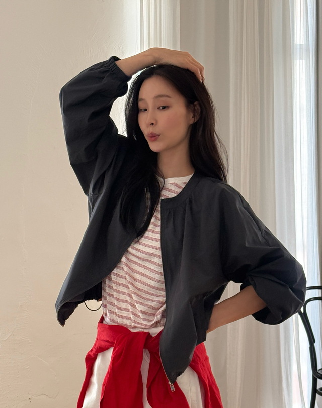 헤지스 여성 [HAVE HAZZYS][EXCLUSIVE] 셔링 블루종 경량 점퍼 다크그레이 진한 그레이 착용컷