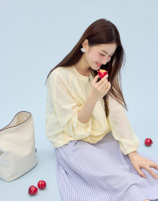 헤지스 여성 [HAVE HAZZYS][EXCLUSIVE] 셔링 블루종 경량 점퍼 버터베이지 밝은 베이지 착용컷