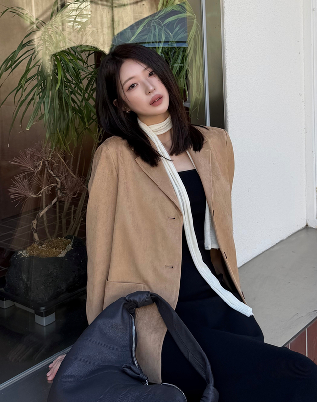 헤지스 여성 [나연미pick] 스웨이드패브릭 테일러드 자켓 베이지 상세