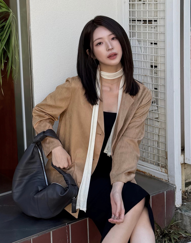 헤지스 여성 [나연미pick] 스웨이드패브릭 테일러드 자켓 베이지 상세