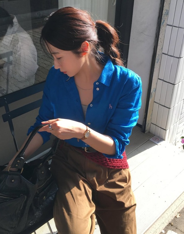 헤지스 여성 레귤러핏 린넨 셔츠 블루 착용컷