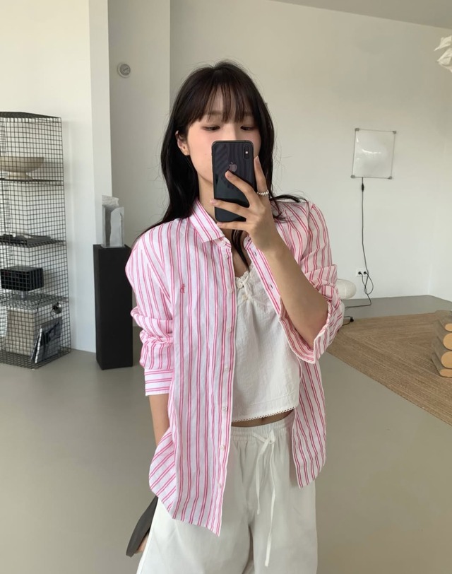 헤지스 여성 핑크 스트라이프 린넨 긴팔셔츠 진한 핑크 착용컷
