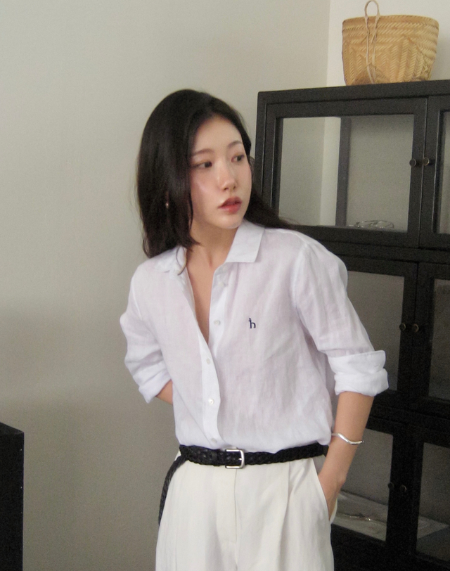 헤지스 여성 레귤러핏 린넨 셔츠 화이트 흰색 착용컷