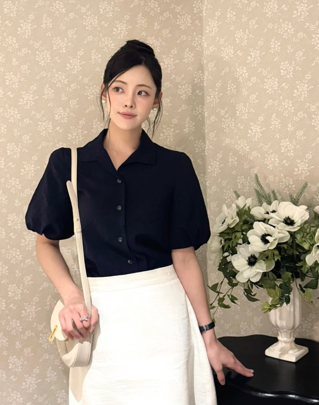 헤지스 여성 퍼프 카라 블라우스 네이비 진한 네이비 착용컷
