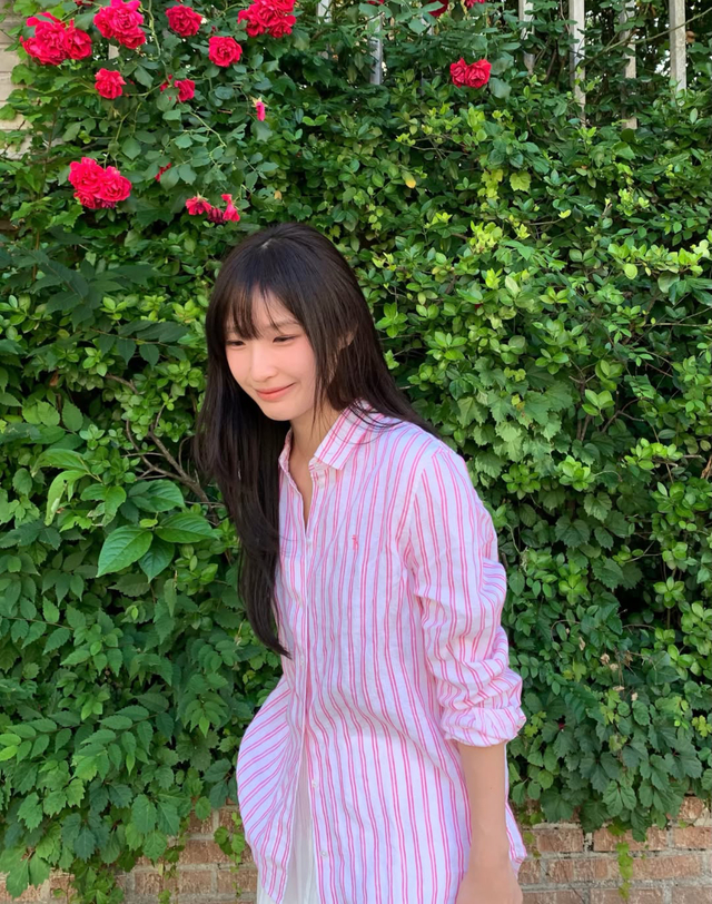 헤지스 여성 레귤러핏 스트라이프 린넨 셔츠 핑크 진한 핑크 착용컷