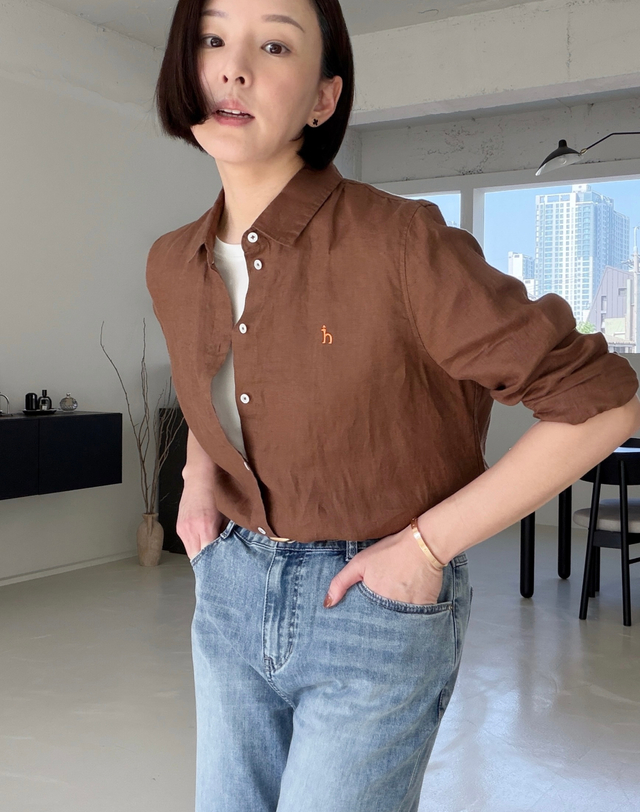 헤지스 여성 레귤러핏 린넨 셔츠 브라운 착용컷
