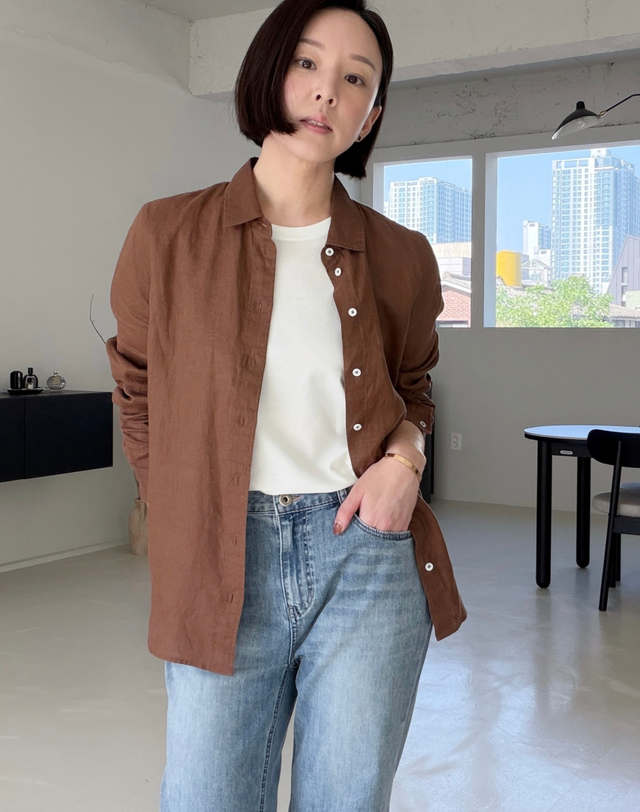 헤지스 여성 레귤러핏 린넨 셔츠 브라운 착용컷