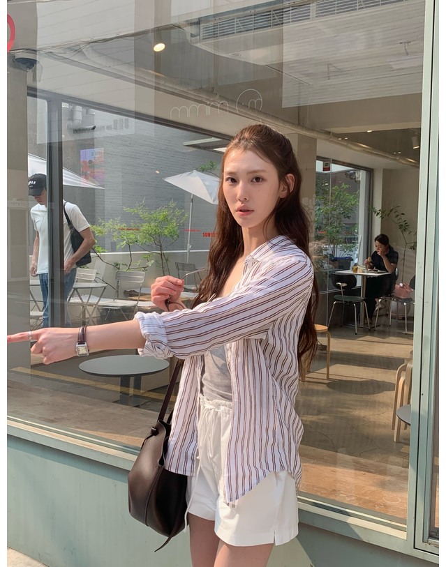 헤지스 여성 레귤러핏 스트라이프 린넨 셔츠 브라운 진한 브라운 착용컷