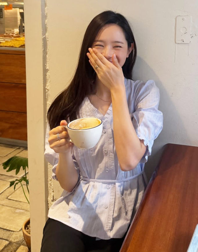 헤지스 여성 레이스 스트랩 블라우스 라이트블루 밝은 블루 착용컷