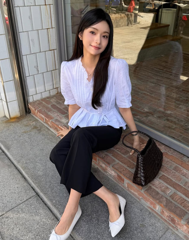 헤지스 여성 레이스 스트랩 블라우스 화이트 흰색 착용컷