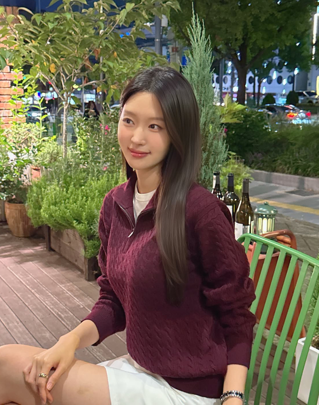 헤지스 여성 케이블 반집업 풀오버 딥버건디 진한 와인 착용컷