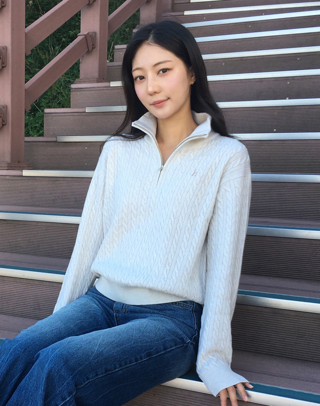 헤지스 여성 케이블 반집업 풀오버 라이트베이지 밝은 베이지 착용컷