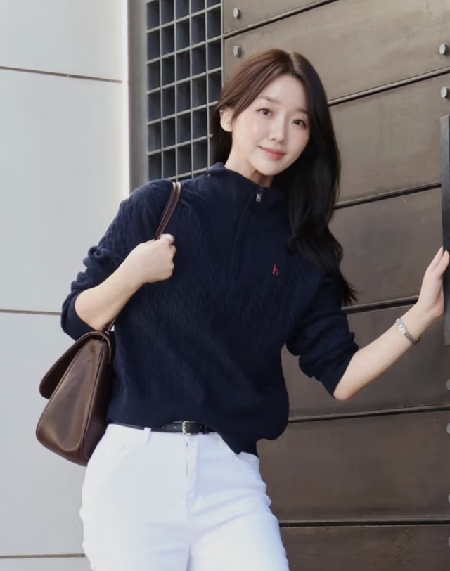 헤지스 여성 케이블 반집업 풀오버 네이비 진한 네이비 착용컷