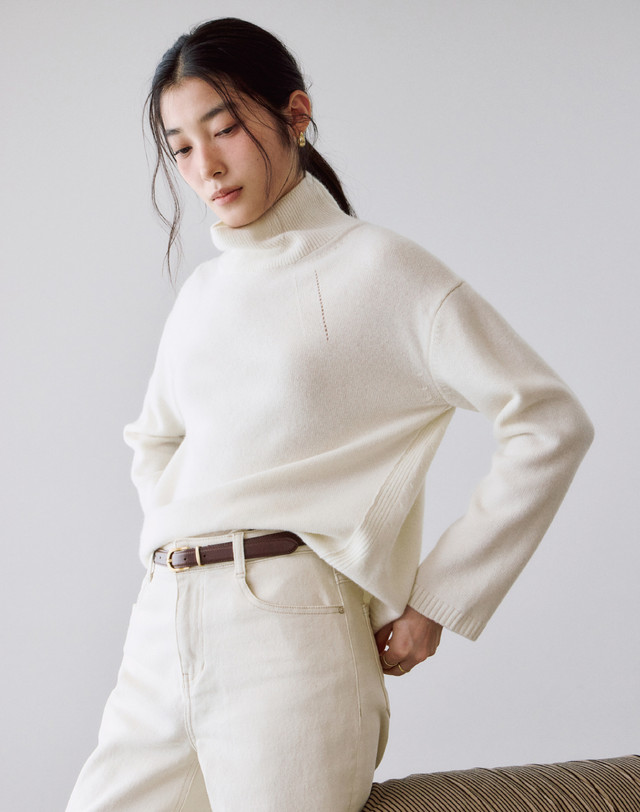 헤지스 여성 [HAVE HAZZYS][EXCLUSIVE] 울캐시미어 터틀넥 풀오버 아이보리 착용컷