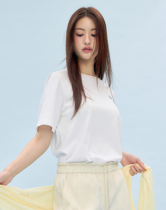 헤지스 여성 루즈핏 코튼린넨 반팔 티셔츠 아이보리 착용컷