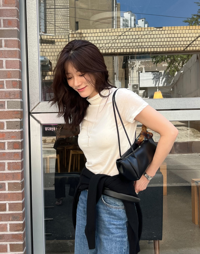 헤지스 여성 [HAVE HAZZYS][EXCLUSIVE] 시스루 모크넥 반팔 티셔츠 아이보리 착용컷
