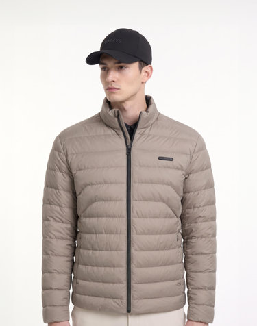 [ONLINE EXCLUSIVE] 베이지 남성 에센셜 경량 구스다운 패딩 점퍼