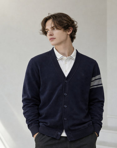 [ONLINE EXCLUSIVE] 네이비 남성 로고 자수 브이넥 가디건