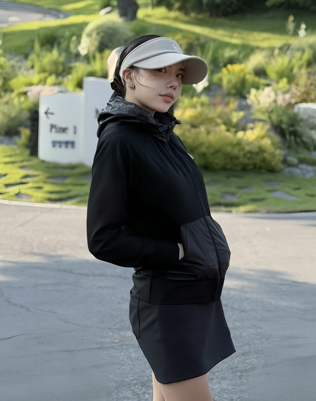 헤지스 골프 여성 블랙 여성 스트라이프 집업 티셔츠 착용컷