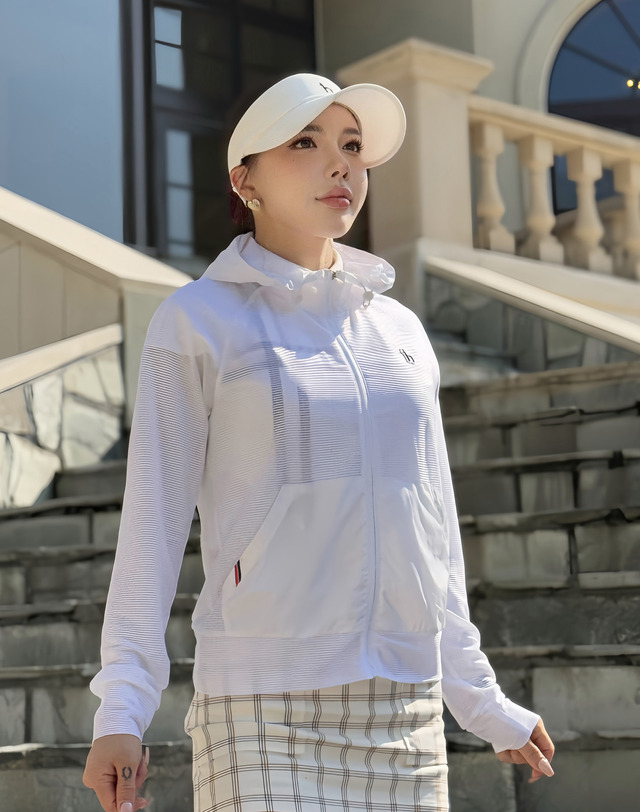 헤지스 골프 여성 화이트 여성 스트라이프 집업 티셔츠 미색 착용컷