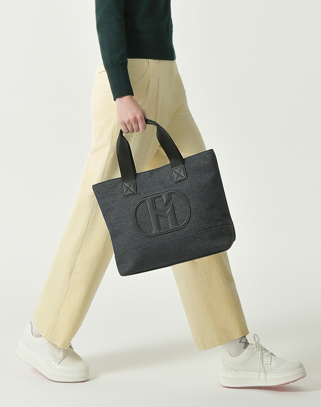 헤지스 골프 여성 [ONLINE EXCLUSIVE]네이비 여성 로고패치 토트백 진한 네이비 착용컷