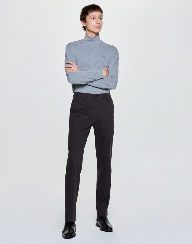 헤지스 남성 그레이 모크넥 티셔츠 밝은 그레이 착용컷