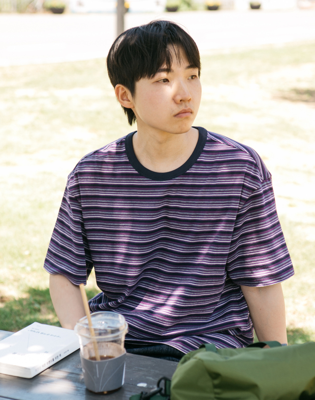 헤지스 남성 [HIS] 멀티스트라이프 반팔 티셔츠 바이올렛 착용컷