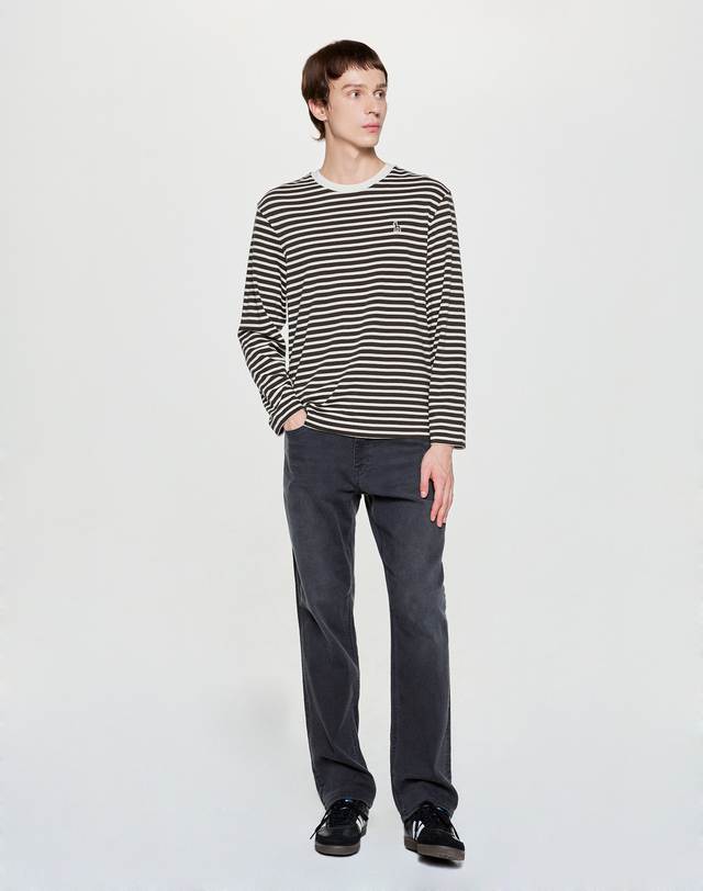 헤지스 남성 브라운 스트라이프 긴팔 티셔츠 착용컷