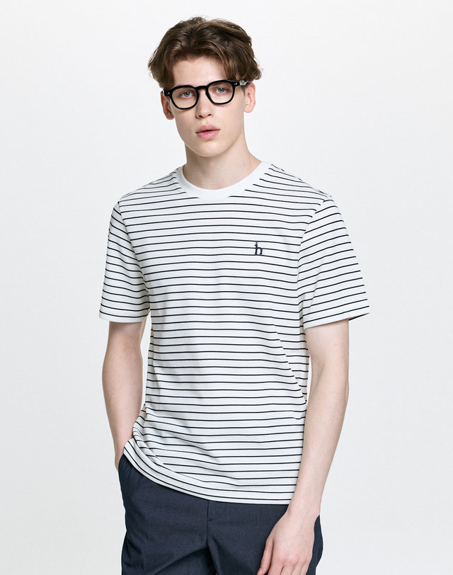 헤지스 남성 오프화이트 조직감 스트라이프 크루넥 티셔츠 미색 착용컷