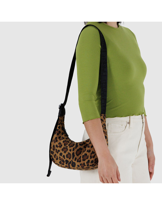 원더스토어 [바쿠백] BAGGU 나일론 크레센트백 스몰 Leopard 착용컷