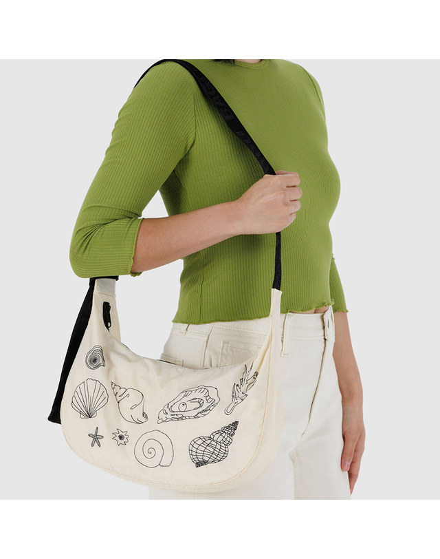 원더스토어 [바쿠백] BAGGU 나일론 크레센트백 미디움 Embroidered Shells 착용컷