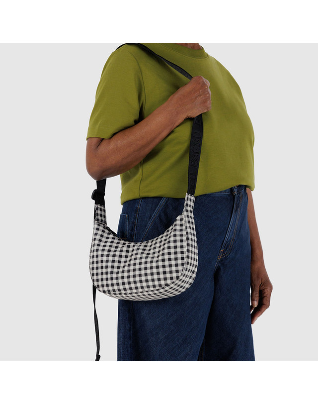 원더스토어 [바쿠백] BAGGU 나일론 크레센트백 스몰 Black & White Gingham 착용컷