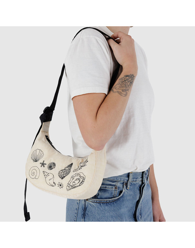 원더스토어 [바쿠백] BAGGU 나일론 크레센트백 스몰 Embroidered Shells 착용컷