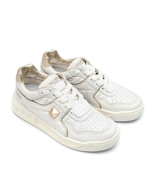 발렌티노 [VALENTINO] 발렌티노 원스터드 로우탑 스니커즈 2W2S0CS4-RUS-L71 착용컷