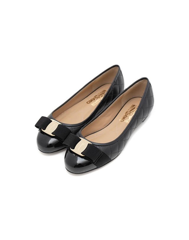 살바토레 페라가모 [FERRAGAMO] 페라가모 바리나 여성 퀼팅 플랫슈즈 VARINAQ-1CM NERO 672100 착용컷