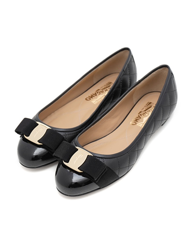 살바토레 페라가모 [FERRAGAMO] 페라가모 바리나 여성 퀼팅 플랫슈즈 VARINAQ-1CM NERO 672100 착용컷