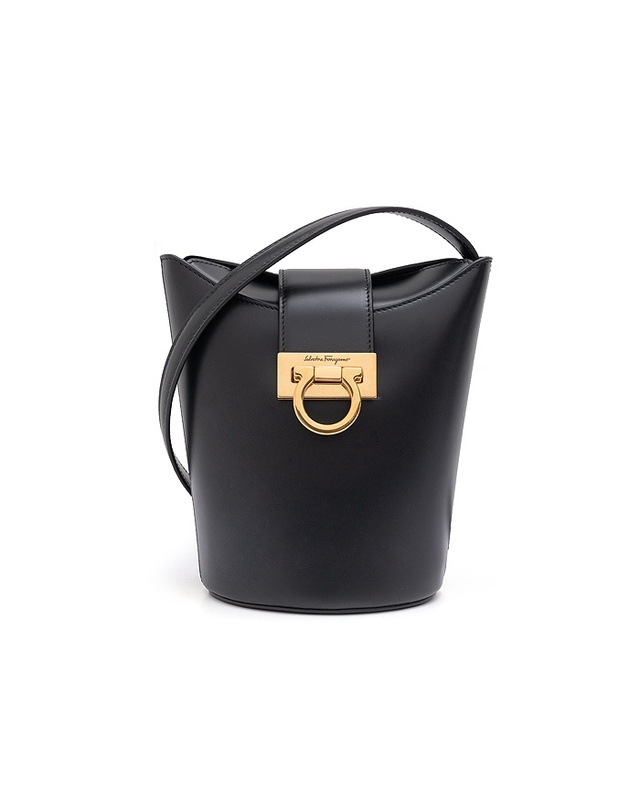 살바토레 페라가모 [FERRAGAMO] 페라가모 트리폴리오 숄더백 21-1194 NERO 748442 착용컷