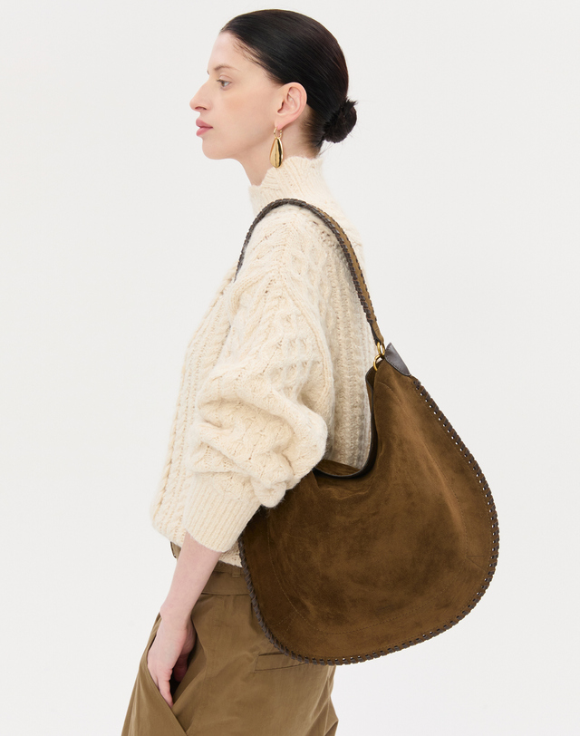 이자벨마랑 OSKAN HOBO SOFT 오스칸 호보 소프트 / 브라운 음각로고 소가죽 스웨이드 크로스 진한 브라운 착용컷